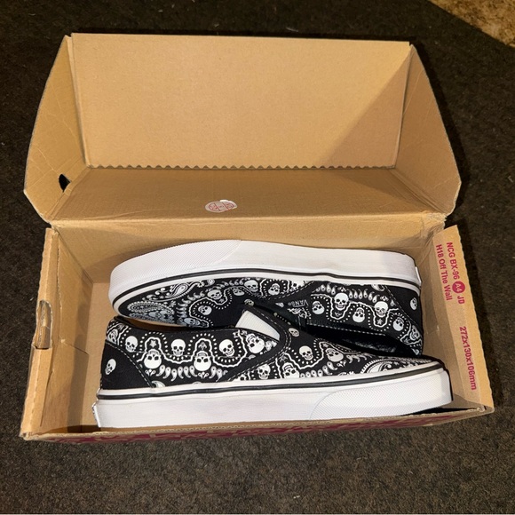 Vans Classic Slip-On Bandana Skull Print – Black/White – Women’s 5 - Picture 4 of 7